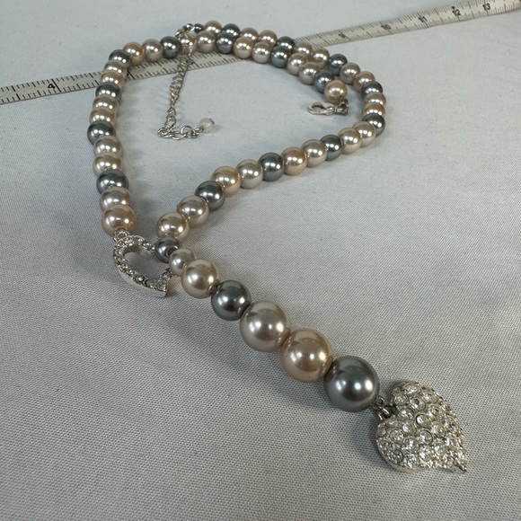 Interlocking heart rhinestone and pearl bead necklace - Picture 6 of 7